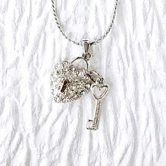 ๐๐ Vintage Key to Her Heart Silver Charm Pendant & Stud Earrings Set - Picture 3 of 9